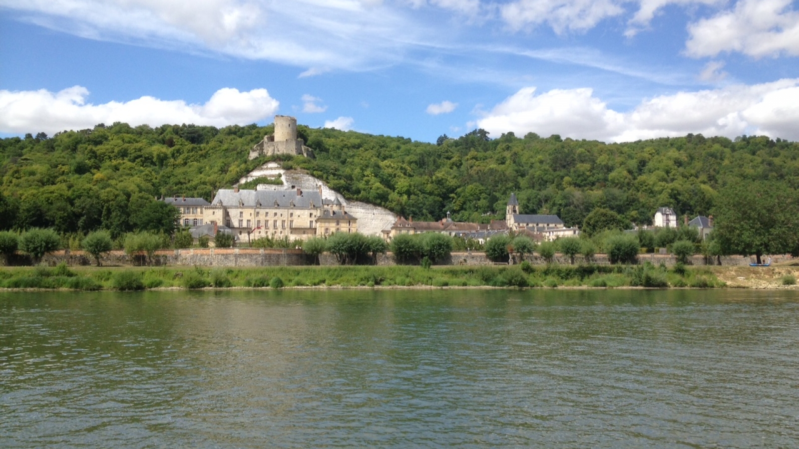 Vue des bords de Seine du château de la Roche-Guyon