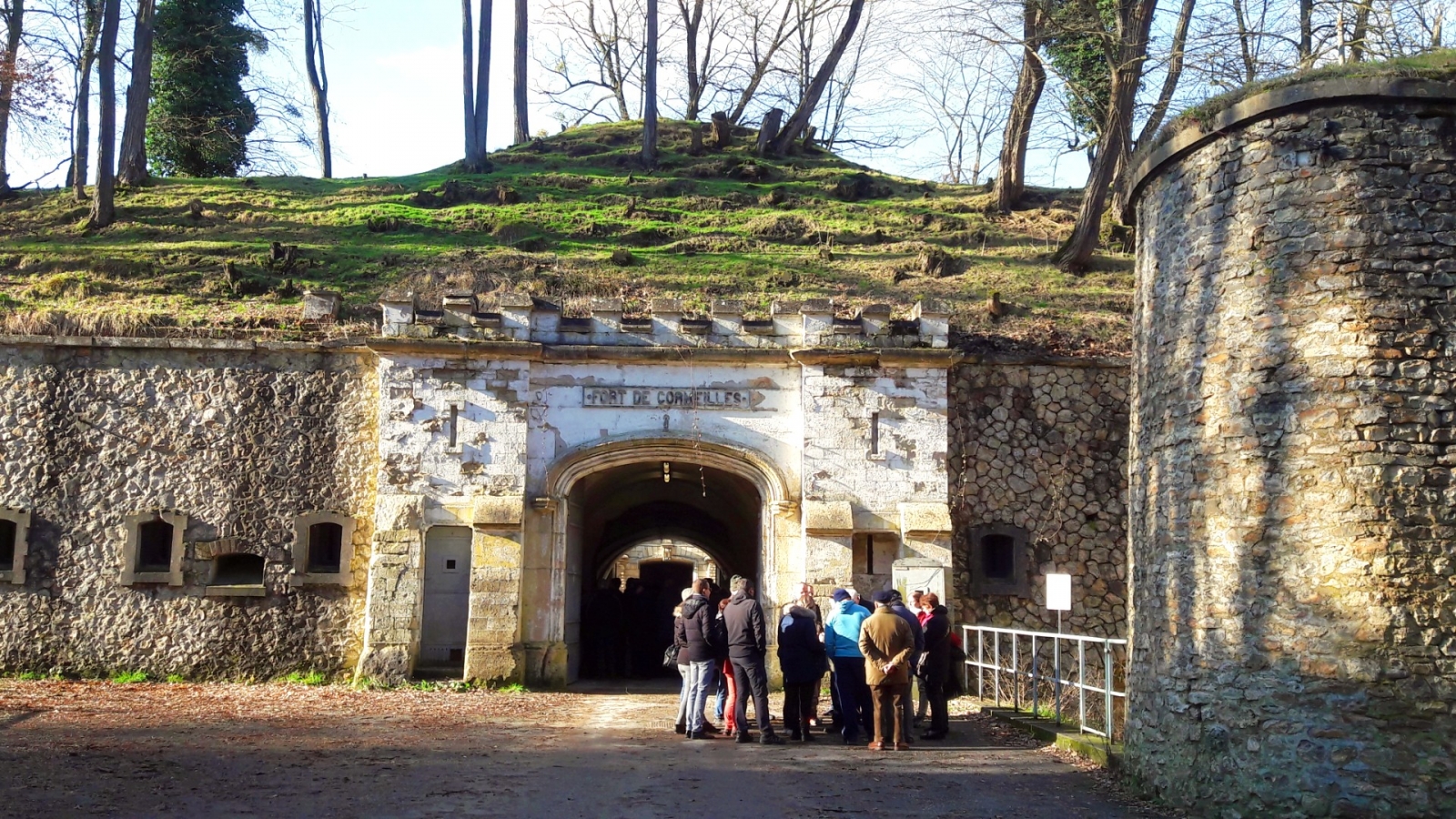 Photo d'un groupe de visiteurs devant l'entrée du fort de Cormeilles