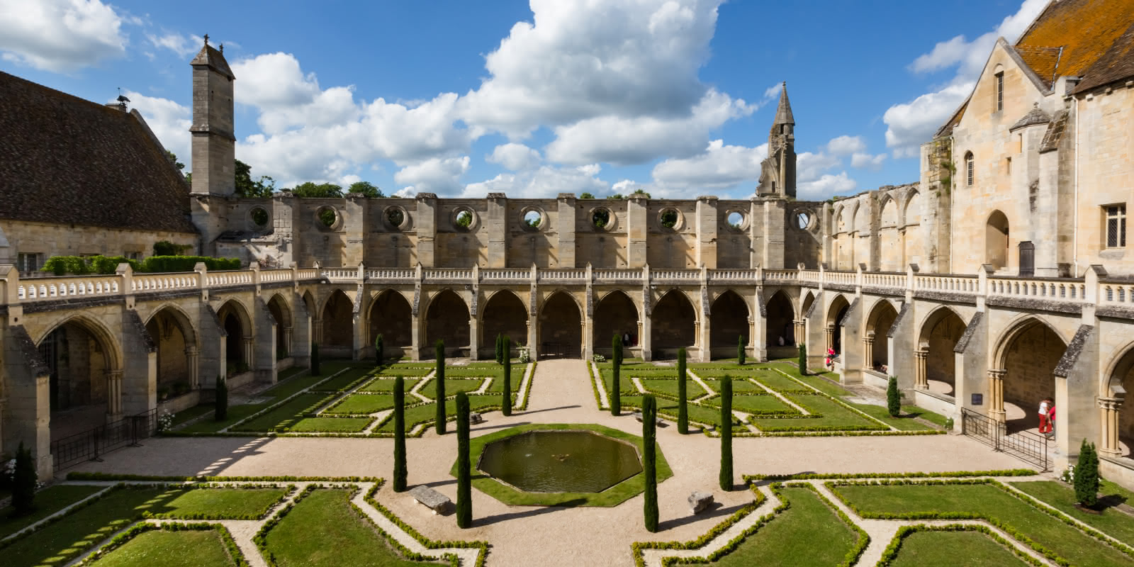 Photo du jardin et du cloître de l'abbaye de Royaumont