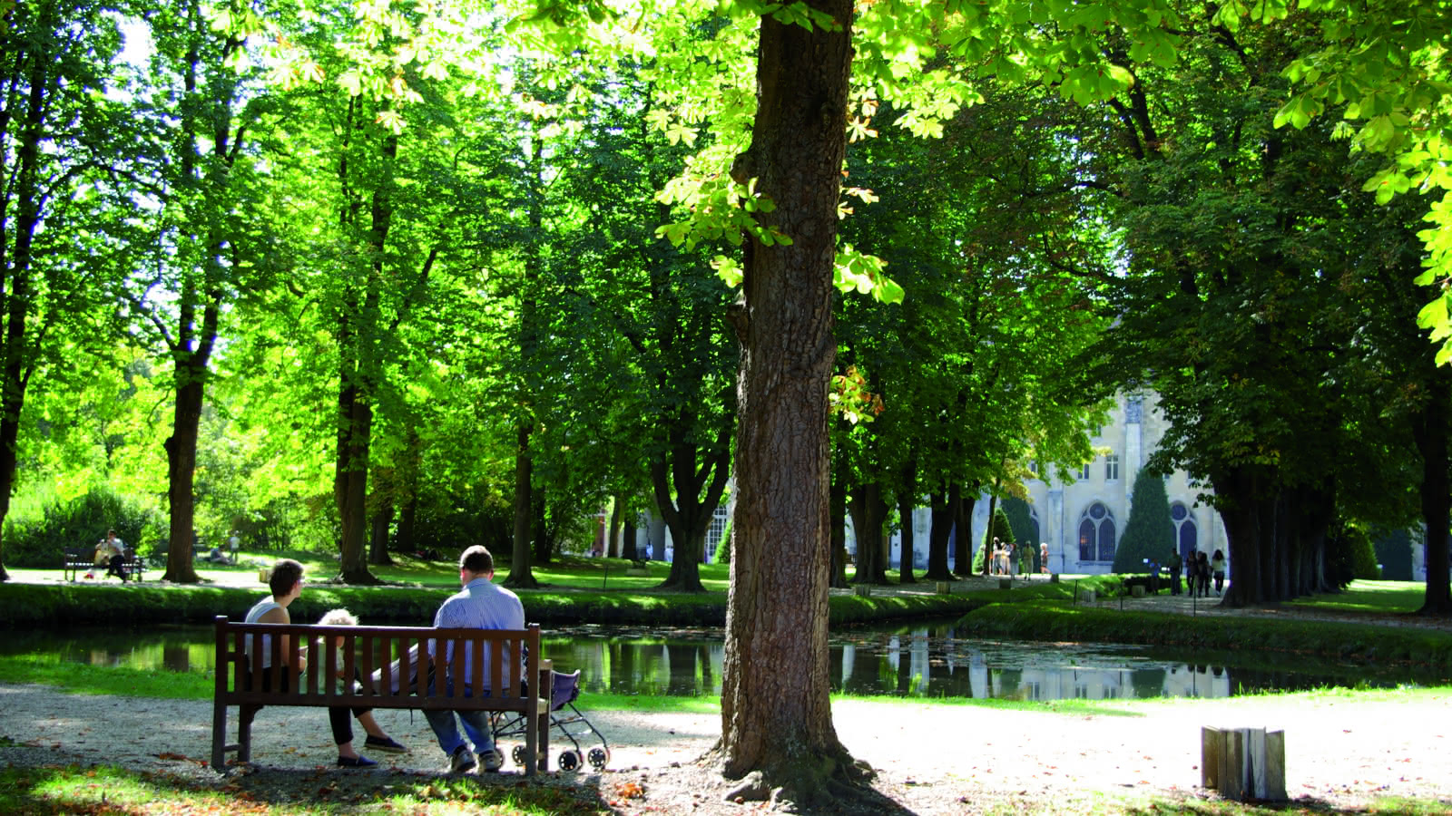 Photo de personnes assises au parc de l'abbaye de Royaumont