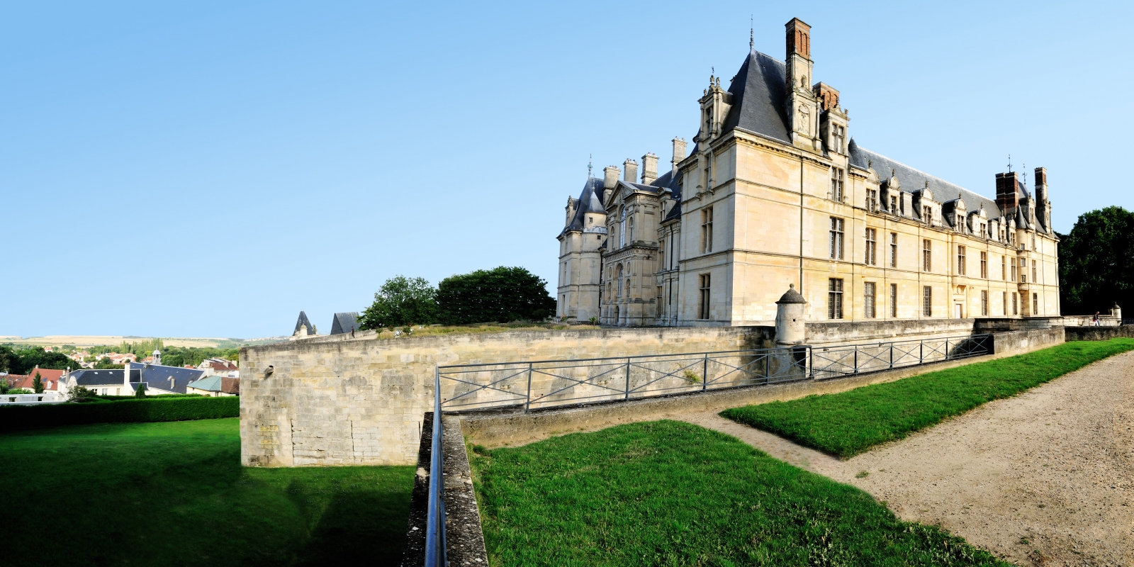 Photo du château d'Ecouen montrant deux de ses façades