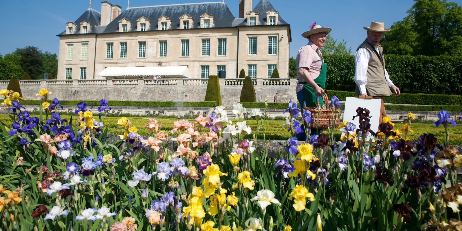 Photo de fleurs au 1er plan avec le Château d'Auvers-sur-Oise au 2nd