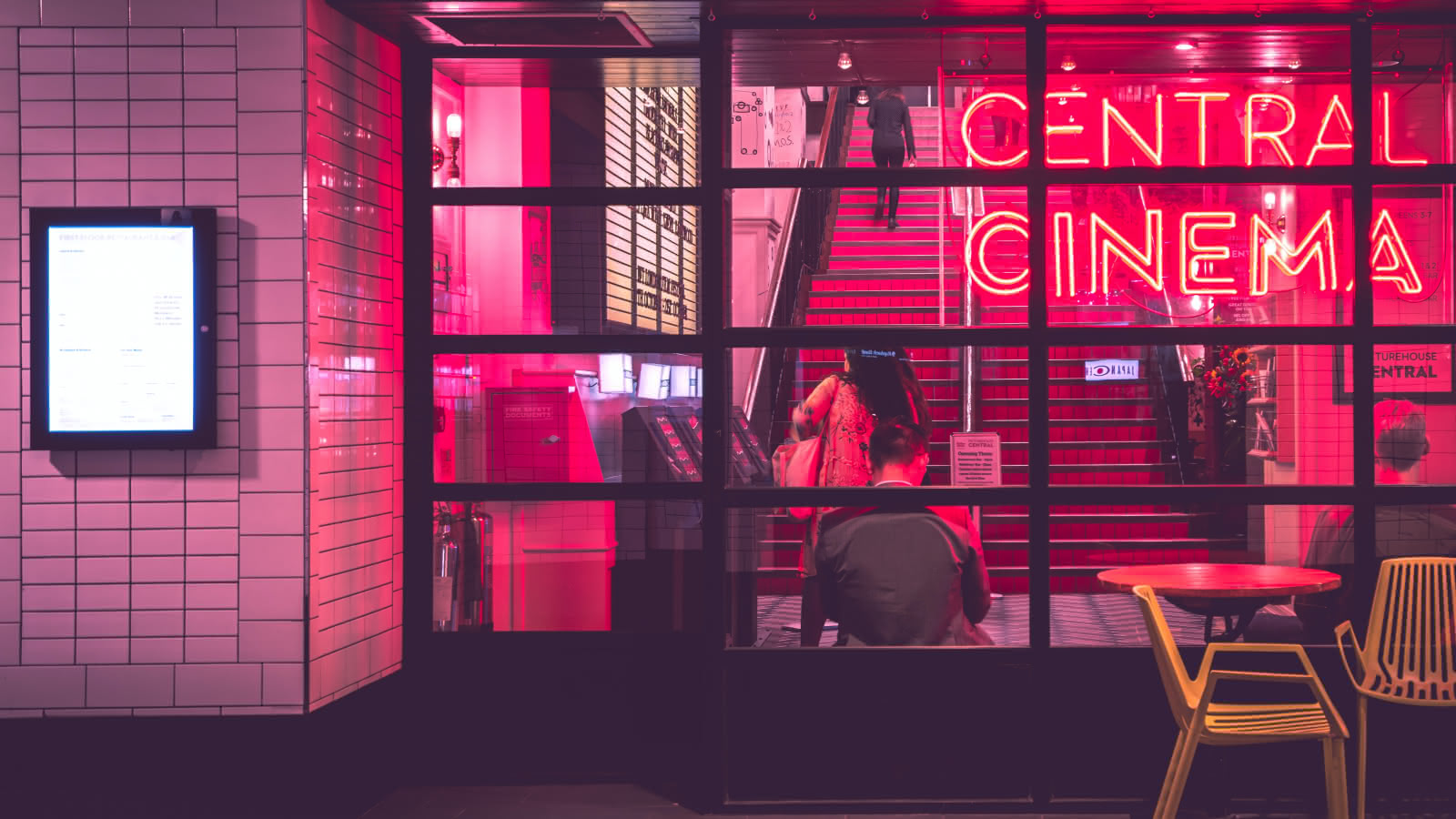 Photo d'une devanture de cinéma éclairé au néon rouge