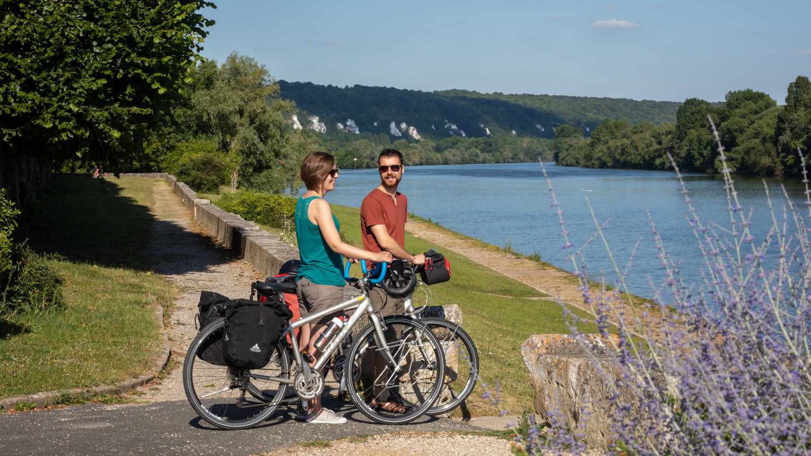 Photo de deux cycliste sur l'itinéraire la Seine à Vélo