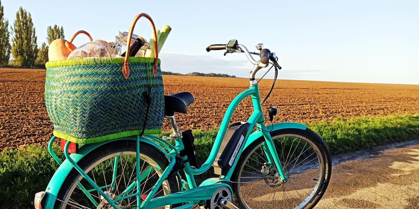 vélo avec panier de produits du terroir dans les champs du Vexin