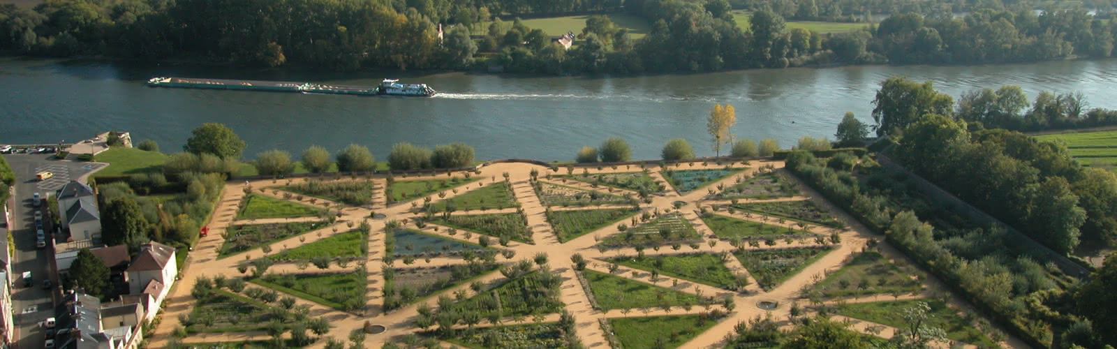Vue sur le jardin Potager-fruitier du Château de La Roche-Guyon