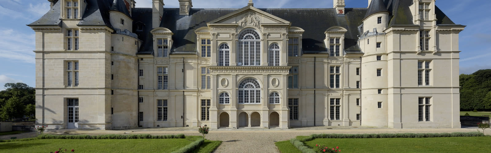 Château d'Écouen - Musée national de la Renaissance - vue aérienne